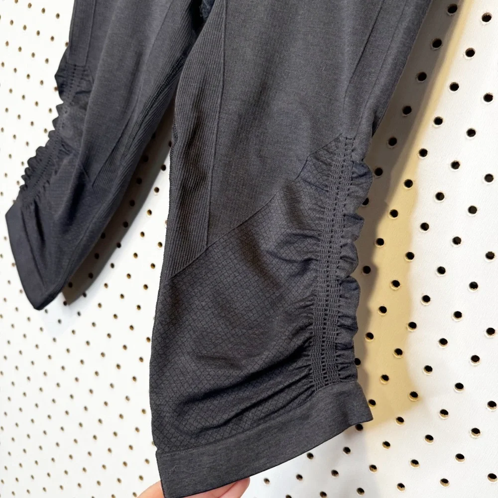 Lululemon | Seamless Crop Yoga Pants in Black Sz.‎ 6